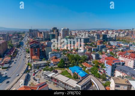 PRISHTINA, KOSOVO, 16. SEPTEMBER 2019: Luftaufnahme des Bill Clinton Boulevards in Prishtina, Kosovo Stockfoto