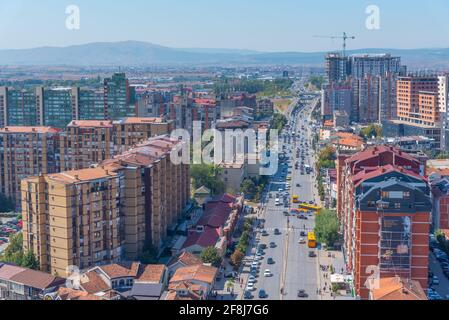 PRISHTINA, KOSOVO, 16. SEPTEMBER 2019: Luftaufnahme des Bill Clinton Boulevards in Prishtina, Kosovo Stockfoto