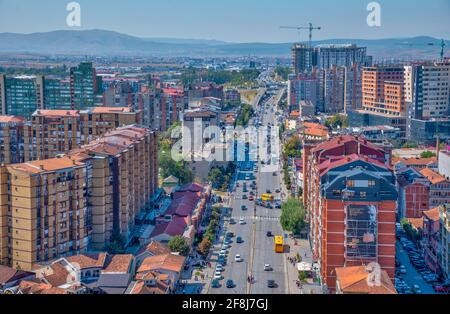 PRISHTINA, KOSOVO, 16. SEPTEMBER 2019: Luftaufnahme des Bill Clinton Boulevards in Prishtina, Kosovo Stockfoto