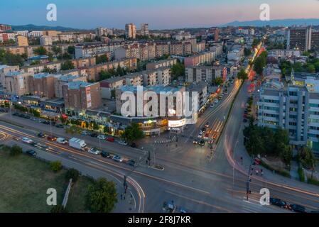 PRISHTINA, KOSOVO, 16. SEPTEMBER 2019: Blick auf den Deshmoret e Kombit Boulevard in Prishtina, Kosovo Stockfoto