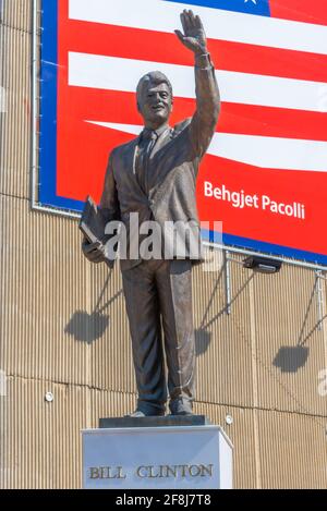 PRISHTINA, KOSOVO, 17. SEPTEMBER 2019: Statue von Bill Clinton in Prishtina, Kosovo Stockfoto