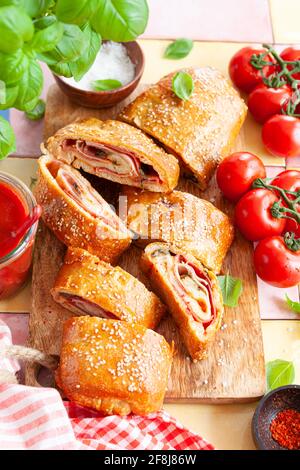 Italienische stromboli, leckere Pizzarollen gefüllt mit Wurst und Schinken Stockfoto