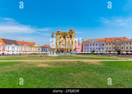 TIMISOARA, RUMÄNIEN, 26. JULI 2019: Säule der heiligen dreifaltigkeit und römisch-katholische Kathedrale auf dem Union Square in der rumänischen Stadt Timisoara Stockfoto