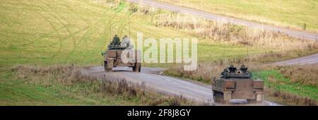 Panorama des britischen Armeekriegers FV510 Leichte Infanterie Kampffahrzeug Kampfpanzer auf Manövern Salisbury Plain militärischen Trainingsgelände, Wiltshire Stockfoto