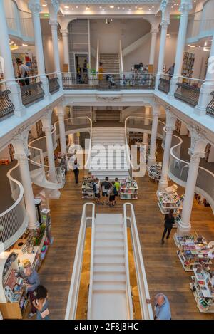 BUKAREST, RUMÄNIEN, 28. JULI 2019: Carturesti Carusel Buchhandlung im Zentrum von Bukarest, Rumänien Stockfoto