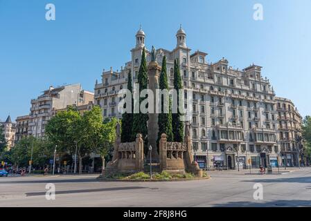 BARCELONA, SPANIEN, 30. JUNI 2019: Statue von Jacint Verdaguer auf einem Kreisverkehr an der avenida Diagonal in Barcelona, Spanien Stockfoto