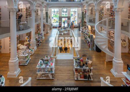 BUKAREST, RUMÄNIEN, 28. JULI 2019: Carturesti Carusel Buchhandlung im Zentrum von Bukarest, Rumänien Stockfoto