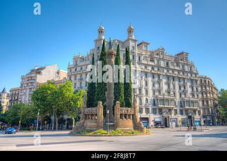 BARCELONA, SPANIEN, 30. JUNI 2019: Statue von Jacint Verdaguer auf einem Kreisverkehr an der avenida Diagonal in Barcelona, Spanien Stockfoto