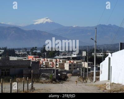 Quito mit Vulkan Mt. Cotopaxi Stockfoto