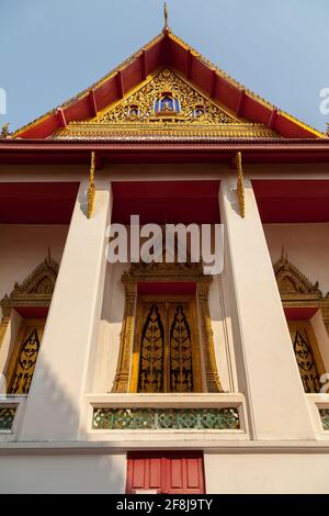 Bangkok, Thailand - 25. März 2018: Phutthaisawan Hall Tempel, offiziell der Phraratchawang Bowon Sathanmongkhon, mit seinen Polychromen und vergoldeten gla Stockfoto