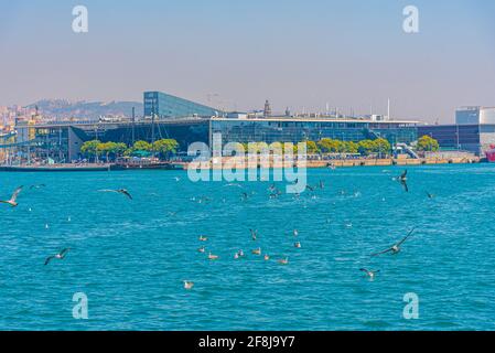 BARCELONA, SPANIEN, 30. JUNI 2019: Vor dem Einkaufszentrum Maremagnum in Barcelona, Spanien, kommen Menschen vorbei Stockfoto