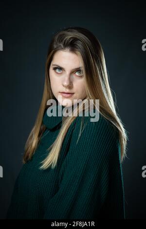 Porträt einer ernsthaften jungen Frau Stockfoto