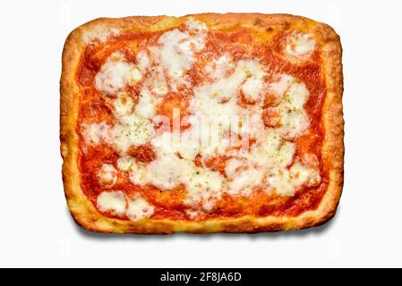 Quadratische Kruste Pizza mit Tomatensauce und Mozzarella-Käse isoliert auf weißem Hintergrund, Draufsicht flach lagen Stockfoto