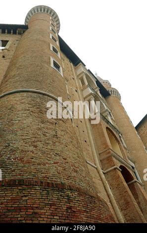 Turm des herzoglichen Palastes, in italienischer Sprache Palazzo Ducale genannt Mit Nebel in Urbino Stadt in Mittelitalien in der Region Marken Stockfoto