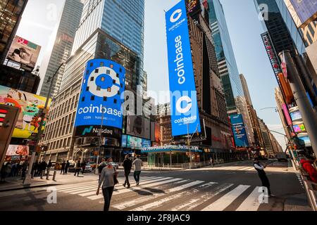 New York, USA. April 2021. Arbeiter und Unterstützer vor dem riesigen Videoschirm an der Nasdaq-Börse am Times Square in New York wurden für das Debüt der Coinbase-Direktnotierung am Mittwoch, dem 14. April 2021, dekoriert. Coinbase ist die erste Kryptowährungsbörse, die öffentlich gehandelt wird. (ÂPhoto von Richard B. Levine) Quelle: SIPA USA/Alamy Live News Stockfoto