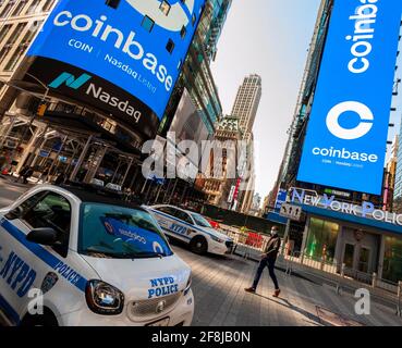 Arbeiter und Unterstützer vor dem riesigen Videoschirm an der Nasdaq-Börse am Times Square in New York wurden für das Debüt der Coinbase-Direktnotierung am Mittwoch, dem 14. April 2021, dekoriert. Coinbase ist die erste Kryptowährungsbörse, die öffentlich gehandelt wird. (ÂPhoto von Richard B. Levine) Stockfoto