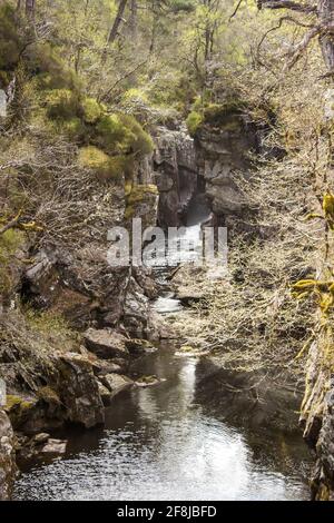 Der Fluss Affric, im schottischen Hochland, fließt durch eine enge Schlucht Stockfoto