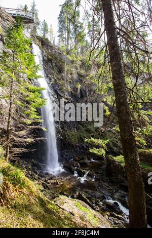 Die Plodda Falls, an einem sonnigen Tag in den Wäldern von Glen Affric, Schottland, an einem sonnigen Tag, mit dem Aussichtspunkt auf der Spitze des Wasserfalls sichtbar Stockfoto