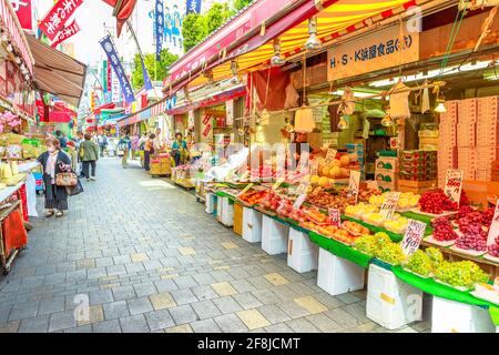 Tokio, Japan - 18. April 2017: Verkaufsstände für Obst, Fisch und japanische Produkte auf dem beliebten Markt Ameya-Yokocho. Ameyoko ist eine Marktstraße entlang Yamanote Stockfoto