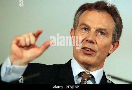 Der britische Premierminister Tony Blair hält am Donnerstag, den 22. Juli 2004, in seiner offiziellen Residenz in der Downing Street, London, eine Pressekonferenz ab. Blair hat am Donnerstag die Spekulationen, dass er zurücktreten wird, zurückgewiesen und geloben, die Agenda seiner Regierung voranzutreiben. (AP Photo/ David Sandison, WPA Pool) . Stockfoto