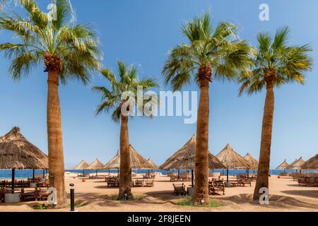 Sonniger Strand in tropischem Resort Stockfoto