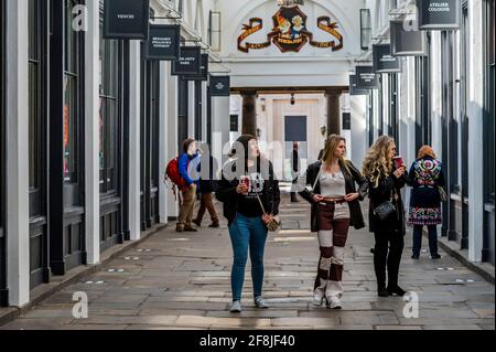 London, Großbritannien. April 2021. Covent Garden begrüßt die Menschen zurück – die Geschäfte beginnen mit der Eröffnung, da die nächste Stufe der Lockerung der Beschränkungen durch das Coronavirus in Kraft tritt und es nicht unbedingt notwendigen Geschäften ermöglicht, wieder zu öffnen. Kredit: Guy Bell/Alamy Live Nachrichten Stockfoto