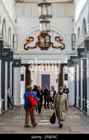 London, Großbritannien. April 2021. Covent Garden begrüßt die Menschen zurück – die Geschäfte beginnen mit der Eröffnung, da die nächste Stufe der Lockerung der Beschränkungen durch das Coronavirus in Kraft tritt und es nicht unbedingt notwendigen Geschäften ermöglicht, wieder zu öffnen. Kredit: Guy Bell/Alamy Live Nachrichten Stockfoto