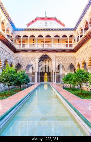 SEVILLA, SPANIEN, 25. JUNI 2019: Patio de las Doncellas im Inneren des Mudejar-Palastes im echten alcazar de Sevilla in Spanien Stockfoto