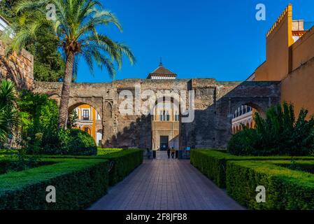 SEVILLA, SPANIEN, 25. JUNI 2019: Weg zum Haupthof des echten alcazar de Sevilla in Spanien Stockfoto