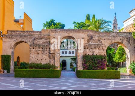 SEVILLA, SPANIEN, 25. JUNI 2019: Weg zum Haupthof des echten alcazar de Sevilla in Spanien Stockfoto