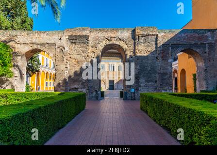 SEVILLA, SPANIEN, 25. JUNI 2019: Weg zum Haupthof des echten alcazar de Sevilla in Spanien Stockfoto