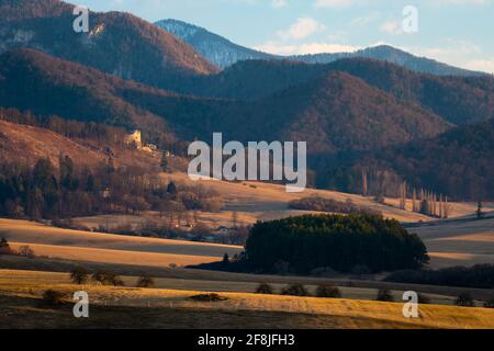 Burg Blatnica in den Ausläufern der Velka Fatra, Slowakei.