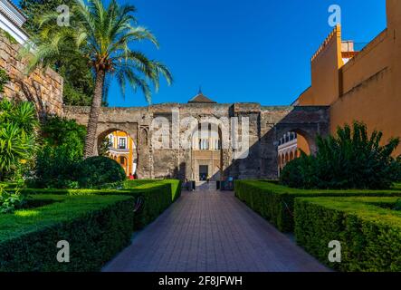 SEVILLA, SPANIEN, 25. JUNI 2019: Weg zum Haupthof des echten alcazar de Sevilla in Spanien Stockfoto