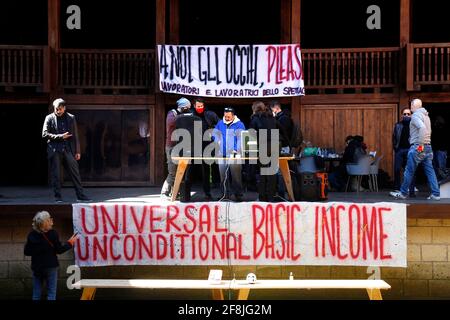 Rom, Italien. April 2021. Eine Gruppe von Arbeitern im Unterhaltungsbereich (Schauspieler, Sänger, etc.) besetzten heute Morgen das Globe Theatre Silvano Toti, ein schönes Theater in der Villa Borghese, nach mehr als einem Jahr Pause für die Live-Unterhaltung, um mehr Sicherheit und Sicherheit bei ihrer Arbeit zu bitten. Rom (Italien), 14. April 2021 Foto Samantha Zucchi Insidefoto Kredit: Insidefoto srl/Alamy Live News Stockfoto