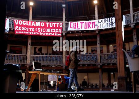 Rom, Italien. April 2021. Eine Gruppe von Arbeitern im Unterhaltungsbereich (Schauspieler, Sänger, etc.) besetzten heute Morgen das Globe Theatre Silvano Toti, ein schönes Theater in der Villa Borghese, nach mehr als einem Jahr Pause für die Live-Unterhaltung, um mehr Sicherheit und Sicherheit bei ihrer Arbeit zu bitten. Rom (Italien), 14. April 2021 Foto Samantha Zucchi Insidefoto Kredit: Insidefoto srl/Alamy Live News Stockfoto