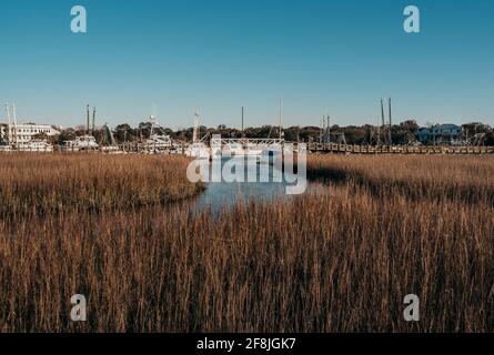 Blick auf das Wassersumpfgebiet mit Booten und Promenade mit sonnigem Himmel Stockfoto