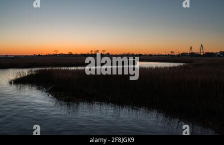 Sonnenuntergang über der sumpfig schönen charleston-Brücke Stockfoto