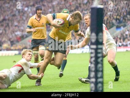 ENGLAND GEGEN AUSTRALIEN BEI TWICKENHAM STEHT CHRIS LATHAM KURZ VOR DEM TOR SEIN VERSUCH 27/11/2004 BILD DAVID ASHDOWNRUGBY ENGLAND Stockfoto