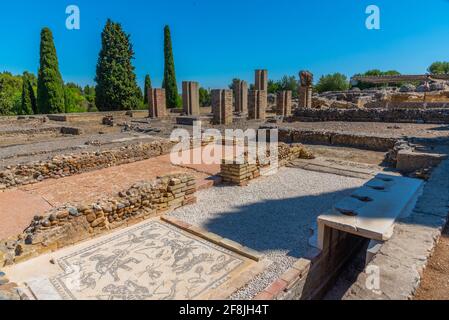 ITALICA, SPANIEN, 25. JUNI 2019: Mosaiken an römischen Ruinen in Italica, Spanien Stockfoto