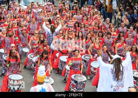 Batala Mundo Brazilian Band Steel Drummers, Notting Hill Carnival Parade Performer, London, Großbritannien Stockfoto