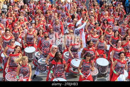 Batala Brazilian Band Steel Drummers, Notting Hill Carnival Parade Performer, London, Großbritannien Stockfoto