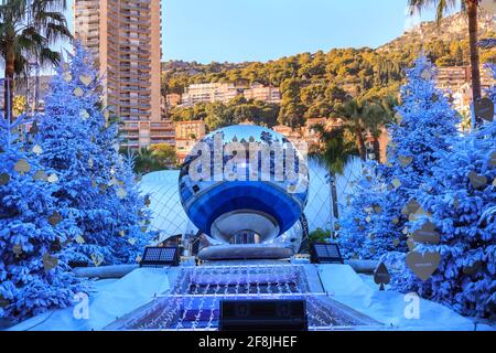 Anish Kapoors 'Sky Mirror'-Kunstinstallation spiegelt das Monte Carlo wider Casino und Weihnachtsdeko mit mediterranem Monaco im Hintergrund Stockfoto