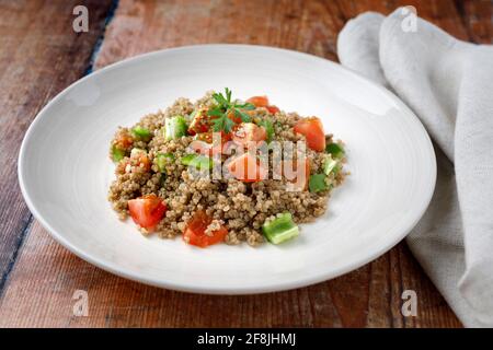 Gesunder veganer Salat mit Quinoa Stockfoto