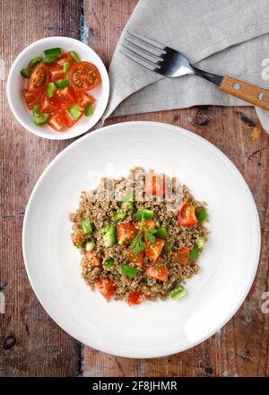 Gesunder veganer Salat mit Quinoa Stockfoto