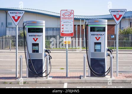 Zwei Instavolt Ladestationen für Elektrofahrzeuge UK Ladestation für Elektrofahrzeuge UK Victoria Retail Park Netherfield Nottingham East midlands England GB UK Stockfoto