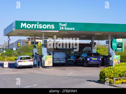 Menschen, die Autos mit Benzin füllen, an der Morrisons Tankstelle uk Victoria Retail Park Netherfield Nottingham East Midlands England GB UK Europe Stockfoto