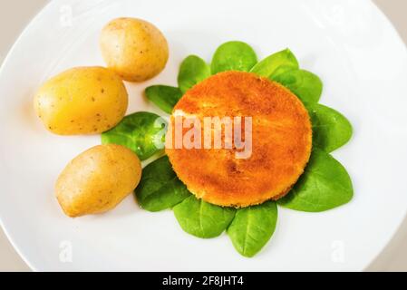 In Paniermehl gebratener Käse auf dem Salatblatt mit gekochter Kartoffel. Typisch und traditionell tschechisches Essen, erhältlich in den meisten Restaurants der Tschechischen republik Stockfoto