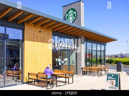 Starbucks Café und Drive-Thru-Frau saßen mit Coffeaway Victoria Einzelhandelsgeschäft Netherfield Nottingham East Midlands England GB Großbritannien Europa Stockfoto