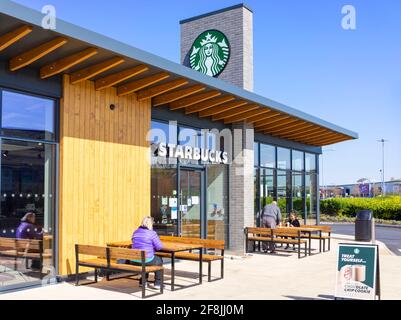 Starbucks Cafe mit Sitzgelegenheiten im Freien im Starbucks UK Cafe und Drive-Thru Victoria Retail Park Netherfield Nottingham East Midlands England GB Vereinigtes Königreich Europa Stockfoto