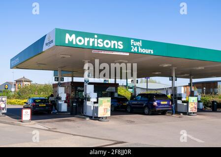 Leute, die Autos mit Benzin füllen, im Morrisons Petrol Station Victoria Einzelhandelszentrum Netherfield Nottingham East Midlands England GB Großbritannien Stockfoto